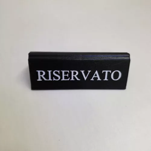RISERVATO foglalt tábla, fekete műbőr, fehér felirattal, kicsi